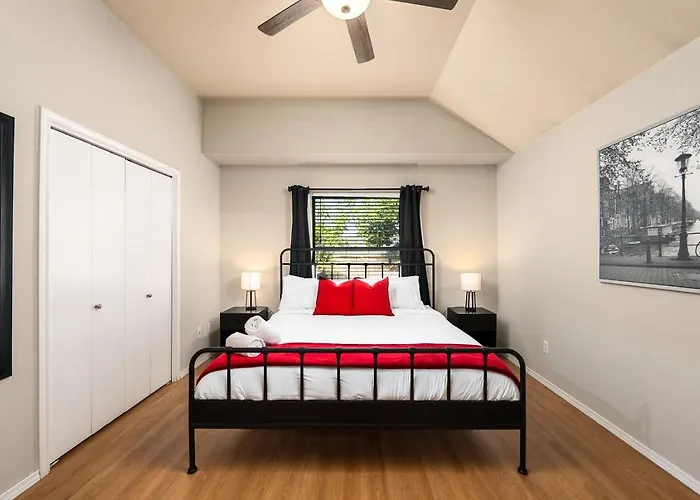 Holiday home Cozy Getaway, Minutes From Austin! *