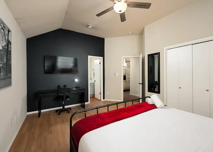 Cozy Getaway, Minutes From Austin!