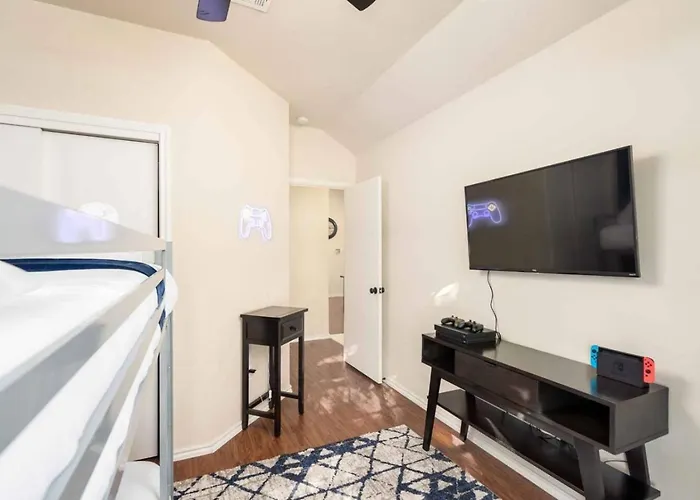 Holiday home Cozy Getaway, Minutes From Austin! *