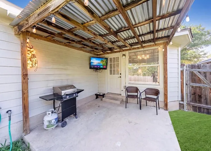 Cozy Getaway, Minutes From Austin!
